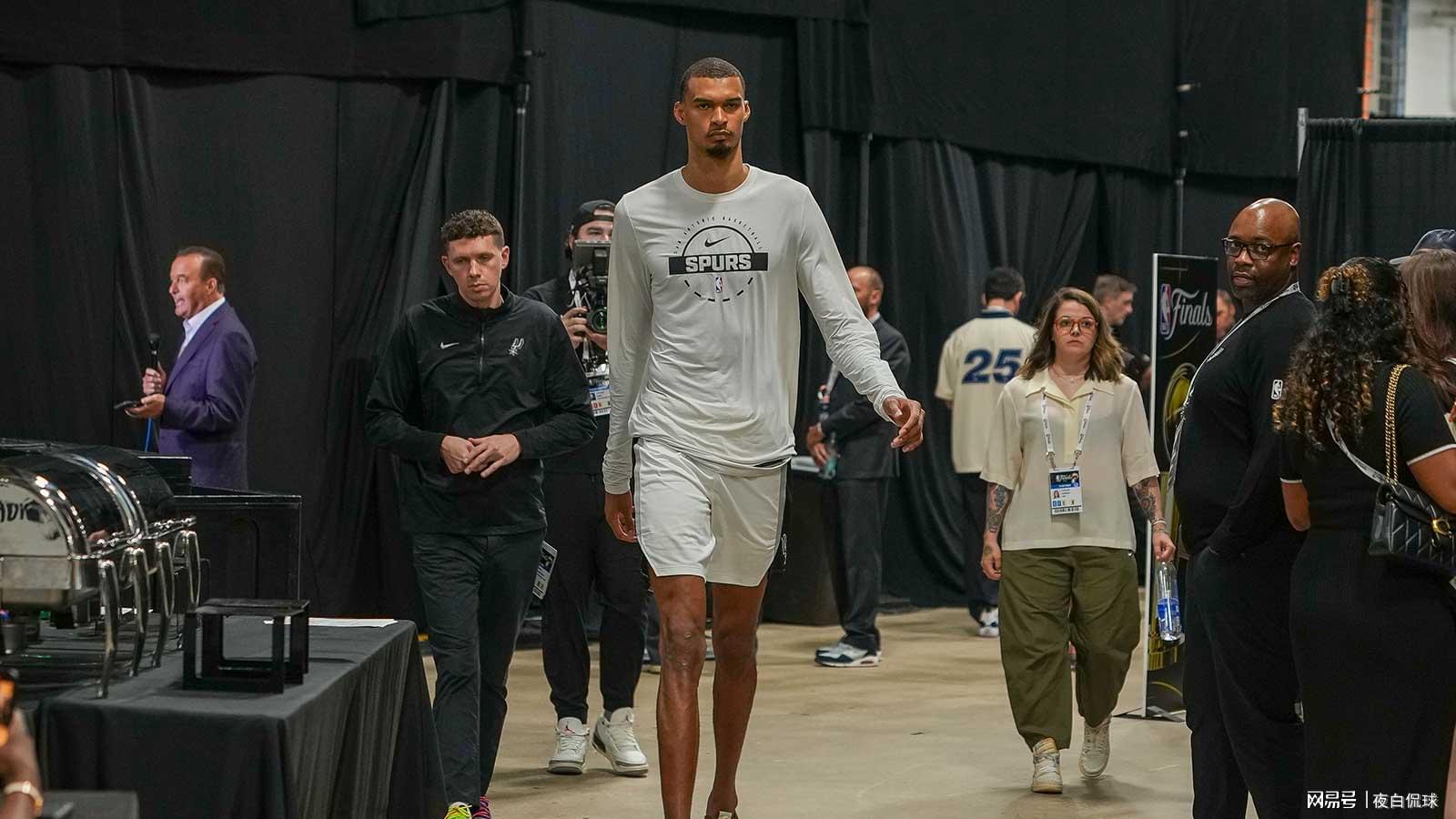 绝妙，湖人队新阵容被NBA评论员比尔·西蒙斯起绰号“Snowtime”